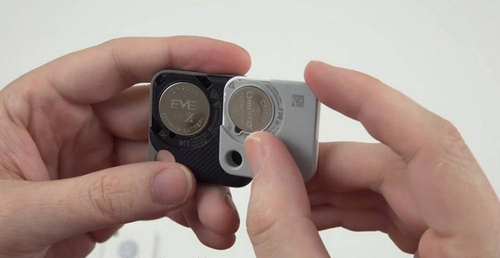 Wallet Finder uses replaceable batteries